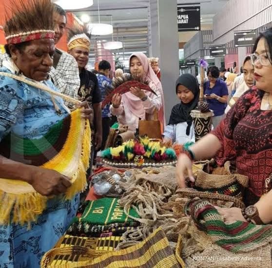 Kerajinan Tradisional Papua Menarik Perhatian Pengunjung Pameran